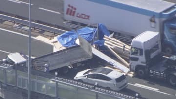 高速道路でトラックなど3台が絡む衝突事故　荷台の木材が道路上に散乱し約5時間通行止め　愛知・清須市