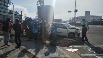 乗用車同士の衝突事故 高齢男性と20代男性がケガ 乗用車は大きく破損 三重･津市 国道23号