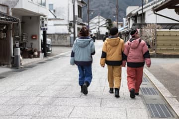 ガンバレルーヤが岡山県真庭市へ！「リアル招き猫」がいると話題の神社で可愛い猫に大興奮！