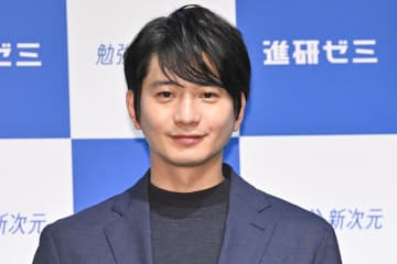 43歳人気俳優がポスター完コピで注目　“メイク姿”にも反響「かっこいい」「言葉になりませぬー」