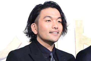 芸人好きグラドル、「ほぼスッポンポン」の写真集を見取り図・盛山に手渡し「めくってもらっていいですか？」