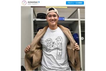 大谷翔平「マエケンさんこれにサインください」　デコピンも描かれた笑撃Tシャツ着用、前田本人もリアクション