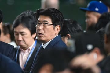 ドジャース戦の試合前練習に超大物タレントが！　グラウンドに殺到した関係者の輪で目立つ大柄の男性