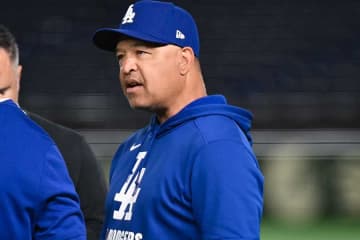 ドジャース・ロバーツ監督にウイスキーのプレゼント！　贈り主は石井一久GM、笑顔でハグ「ありがとう！」実は同僚の縁