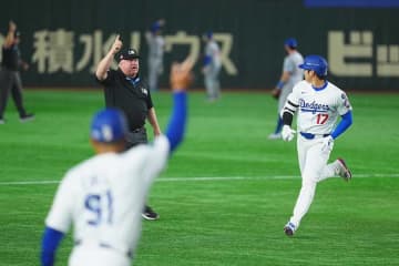 大谷翔平1号「幻のホームランかと…」　日本列島が焦れた100秒間、歓声→混乱→歓声の展開に