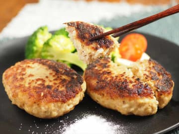 豆腐でかさ増し＆味に妥協なし！鶏ひき肉の「塩ハンバーグ」の作り方