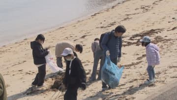 「あそぼう」高校生が児童らに外遊びをよびかけ。白い砂浜の海岸清掃で世代間の交流を