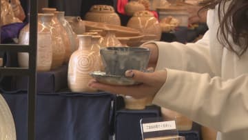 お気に入りの一品を買い求め　萩焼まつりにぎわう　山口県萩市
