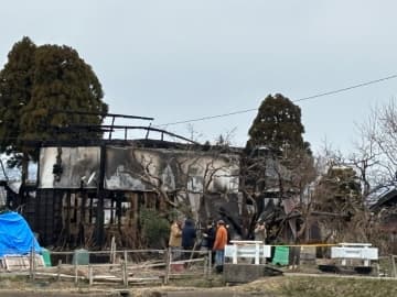 郊外で未明の火事　納屋の焼け跡から身元不明の遺体見つかる　富山・高岡市