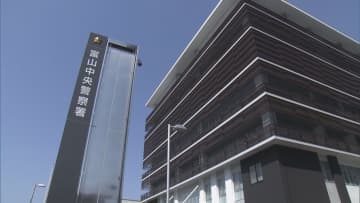 コンビニ店内で妻（40代）の左手首つかみ引きずり倒したか　自称会社員の夫（47） 暴行容疑の現行犯で逮捕　富山