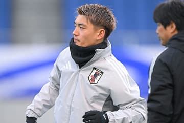 「お前、いなかったもんな」元日本代表コーチにツッコミを入れられた“３年前の悔しさ”も笑い話に。逆境に強い堂安律は「負けじと食らいついてきた自負がある」【日本代表】