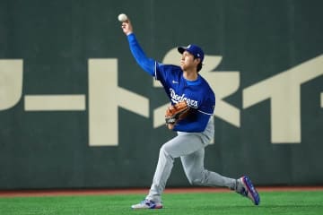 「投手・大谷翔平」が颯爽と登場→満員の東京ドームは大歓声！ 一挙手一投足をスマホで撮影する人、人、人…