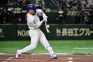 「そんなことあります？笑」鈴木誠也のファウルボールを客席でキャッチした元プロ野球選手が話題！「神業すぎる」「守備範囲が更に広がってる！」