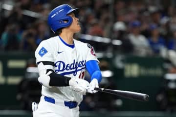 「東京ドームの観客は大熱狂！」大谷翔平の今季第１号アーチに来日中の米記者が大興奮！ スタンド総立ちの美しい光景を激写