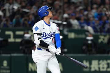 「明らかにファンの妨害だ！」大谷翔平の今季１号本塁打が物議。観客の手に当たりビデオ判定も覆らず…カブスメディア憤慨「もうやってらんない」