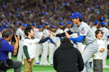 MLB開幕戦で大谷翔平とハイタッチした少年少女に共感の嵐「気持ちがよ～くわかる」「ぴょんぴょん」ド軍美人レポーターも感激「OMG！とっても尊い」